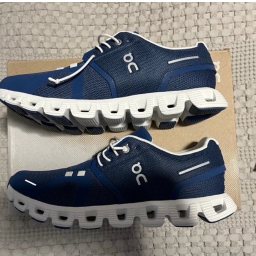 BRAND NEW 8 1/2 women’s On running cloud 5 shoes
